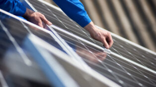 【最新】太陽光発電と蓄電池のセット価格は？相場やメーカー別価格も紹介！