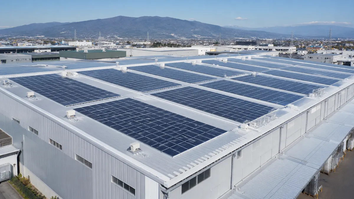 工場に設置された産業用蓄電池のイメージ