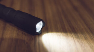 停電時に懐中電灯を使用している