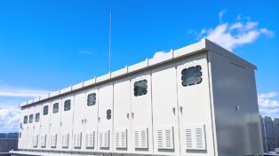 産業用蓄電池とは？家庭用蓄電池との違い・メーカー・容量・注意点を解説