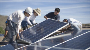 太陽光パネルの重量は？住宅や屋根へのリスクとパネルが安全な理由を解説！