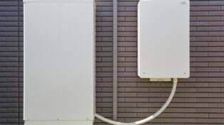 【プロが解説】蓄電池の仕組みや内部構造を紹介｜太陽光の連携・充放電も