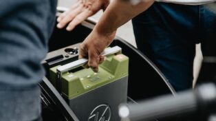 ポータブル蓄電池とは？家庭用蓄電池との違いや、メリット・デメリットを解説