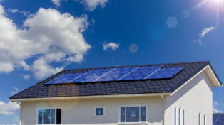 太陽光発電に寿命はある？実際の寿命と正しいメンテナンス方法を解説