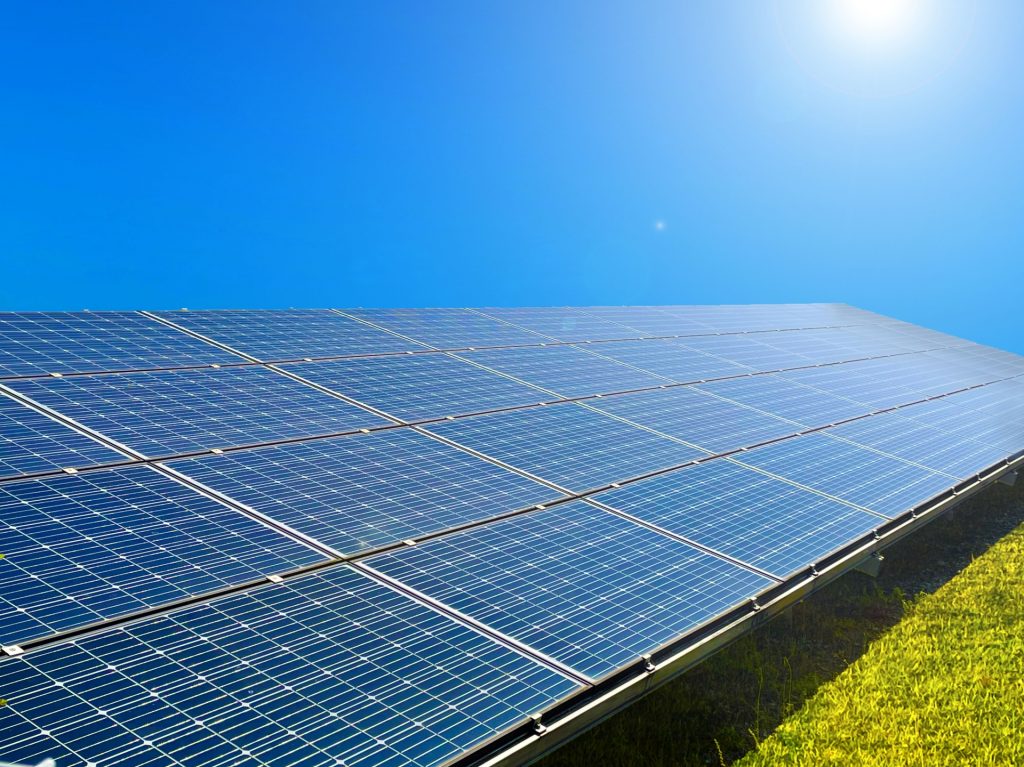 工場に太陽光は本当に得？電気代削減効果・屋根設置費用・補助金・義務化動向を解説